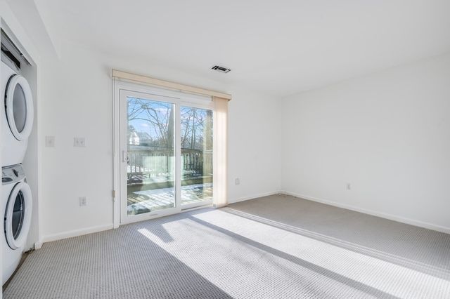 100 Anderer Ln 2, Boston, MA 02132