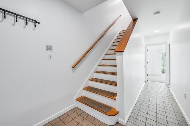 100 Anderer Ln 2, Boston, MA 02132
