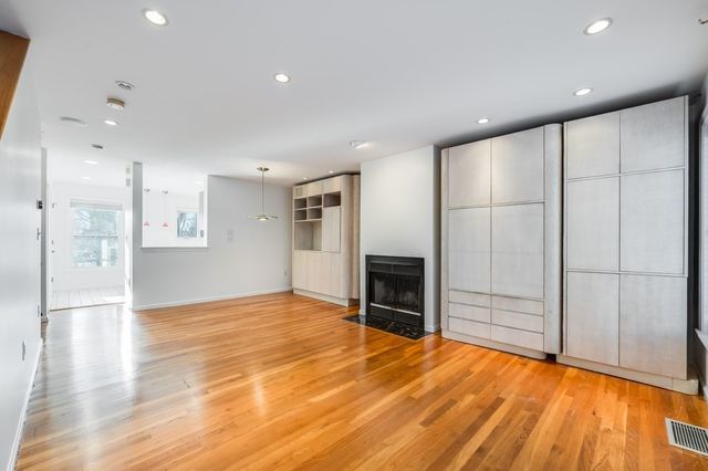 100 Anderer Ln 2, Boston, MA 02132