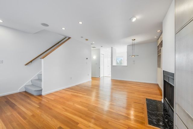 100 Anderer Ln 2, Boston, MA 02132