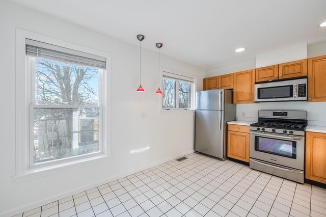 100 Anderer Ln 2, Boston, MA 02132