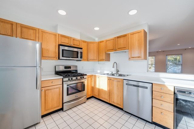 100 Anderer Ln 2, Boston, MA 02132