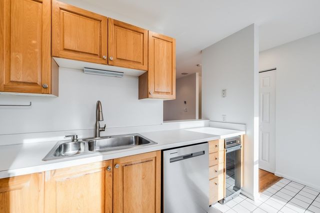 100 Anderer Ln 2, Boston, MA 02132
