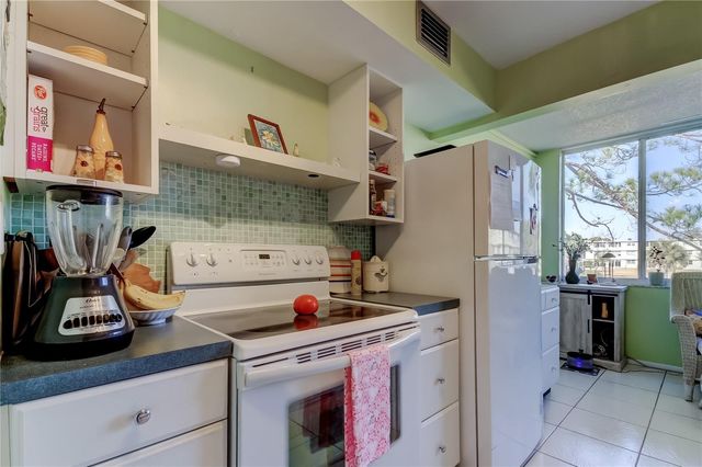 4710 BAY STREET NE 204, St Petersburg, FL 33703