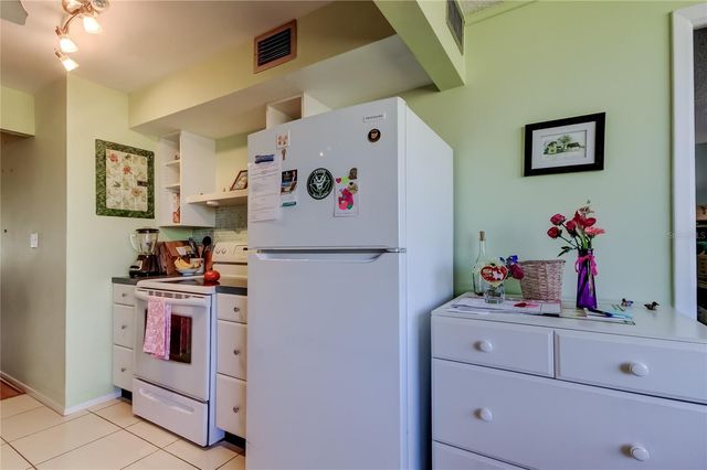 4710 BAY STREET NE 204, St Petersburg, FL 33703