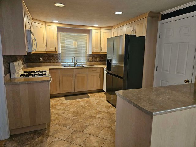 8 Guilford Lane # 27, Nashua, NH 03063