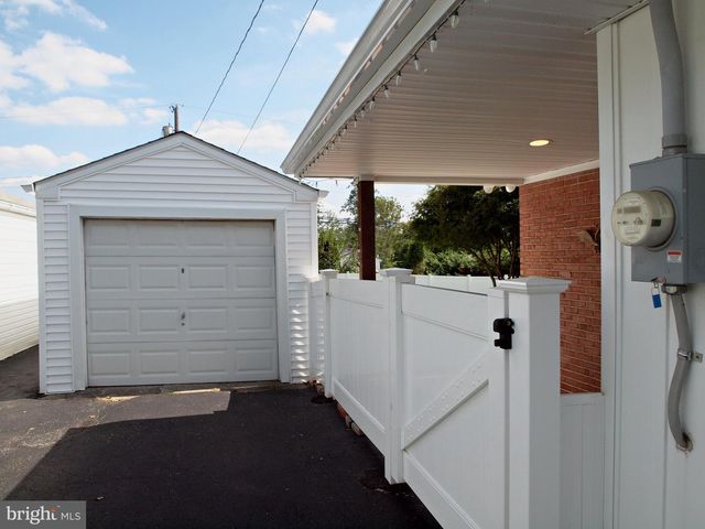 8 LAUREL LN, Plymouth Meeting, PA 19462