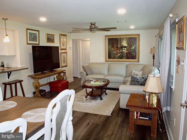 8 LAUREL LN, Plymouth Meeting, PA 19462