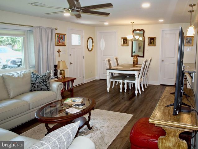 8 LAUREL LN, Plymouth Meeting, PA 19462