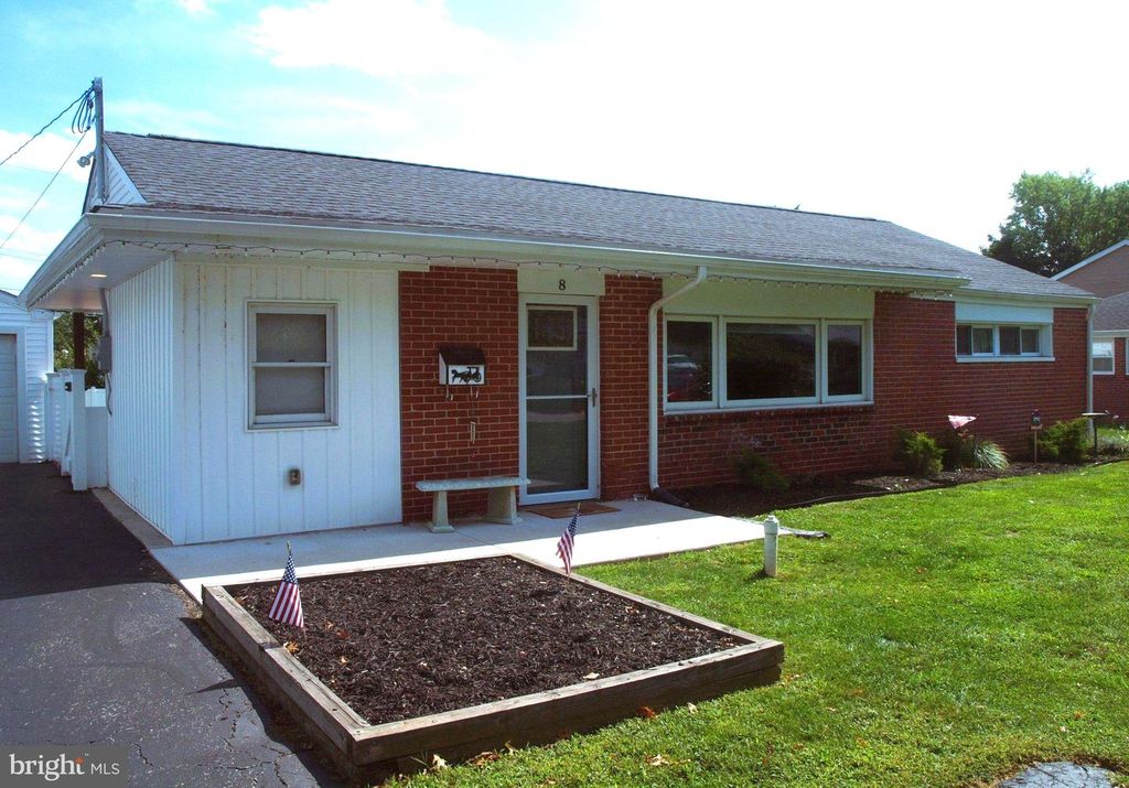 8 LAUREL LN, PLYMOUTH MEETING, PA 19462 — exterior
