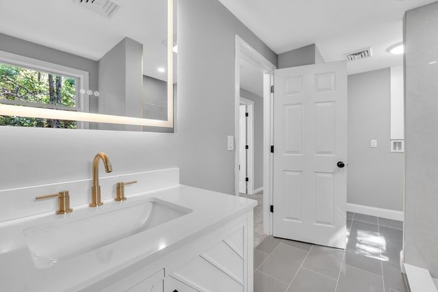 54 Mashapaug Rd, Holland, MA 01521
