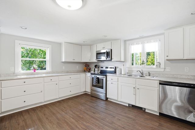 72 Pembroke Ave, Acushnet, MA 02743