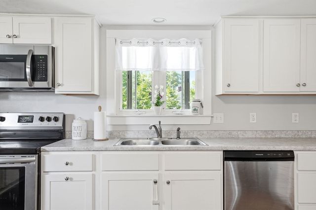 72 Pembroke Ave, Acushnet, MA 02743