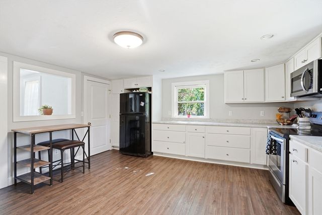 72 Pembroke Ave, Acushnet, MA 02743