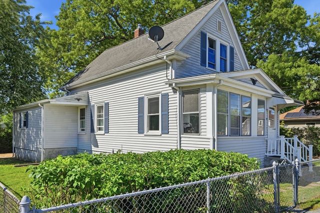 72 Pembroke Ave, Acushnet, MA 02743
