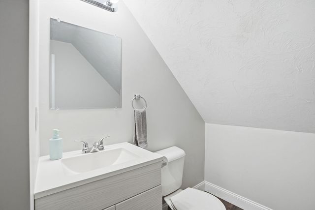 72 Pembroke Ave, Acushnet, MA 02743