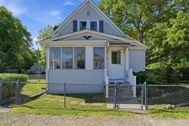 72 Pembroke Ave, Acushnet, MA 02743