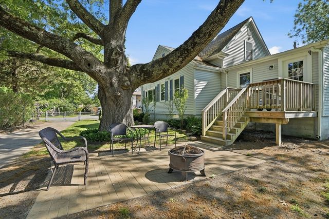 72 Pembroke Ave, Acushnet, MA 02743