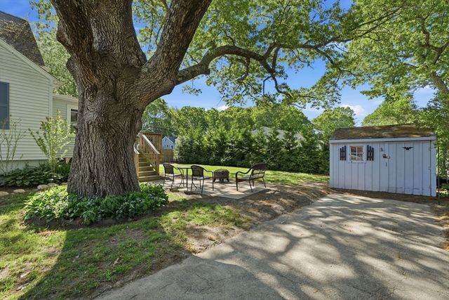 72 Pembroke Ave, Acushnet, MA 02743