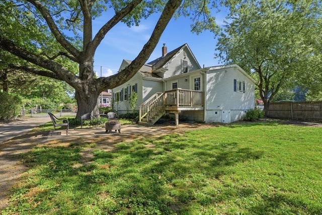 72 Pembroke Ave, Acushnet, MA 02743