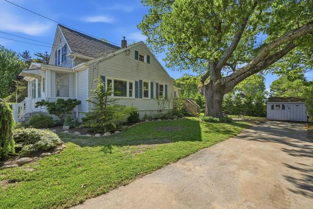 72 Pembroke Ave, Acushnet, MA 02743
