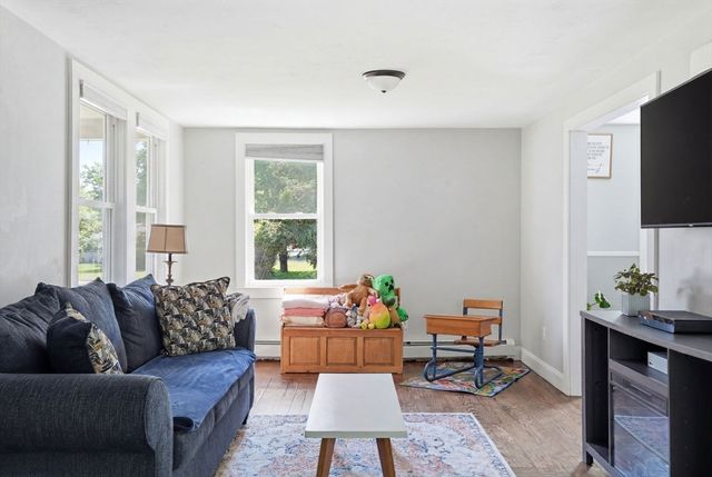 72 Pembroke Ave, Acushnet, MA 02743