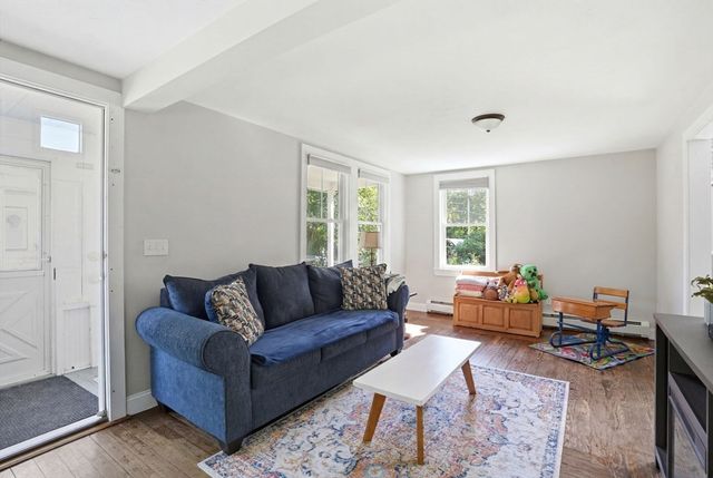 72 Pembroke Ave, Acushnet, MA 02743