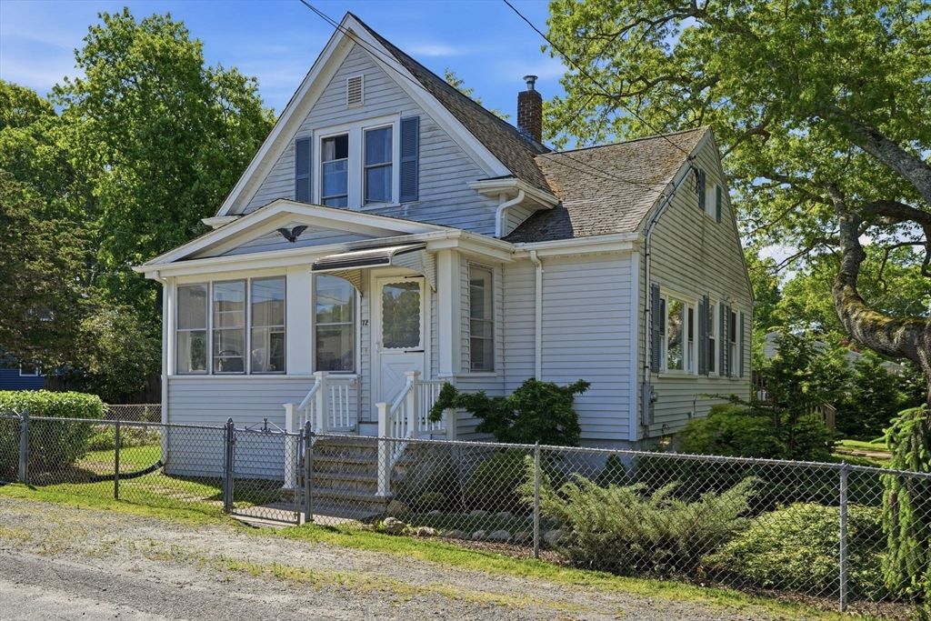 72 Pembroke Ave, Acushnet, MA 02743