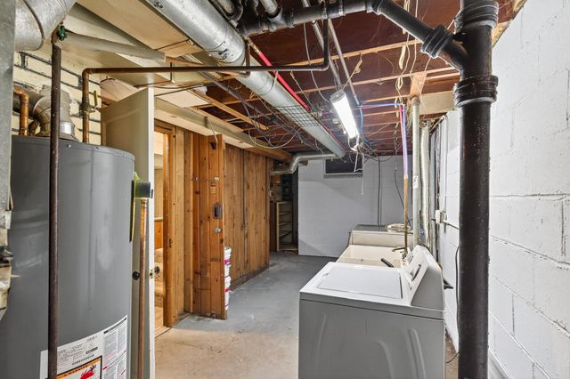 2057 Giesmann Street, Roseville, MN 55113