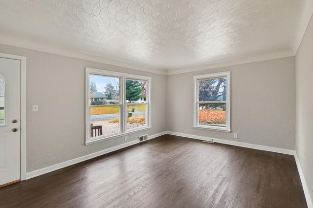 2057 Giesmann Street, Roseville, MN 55113