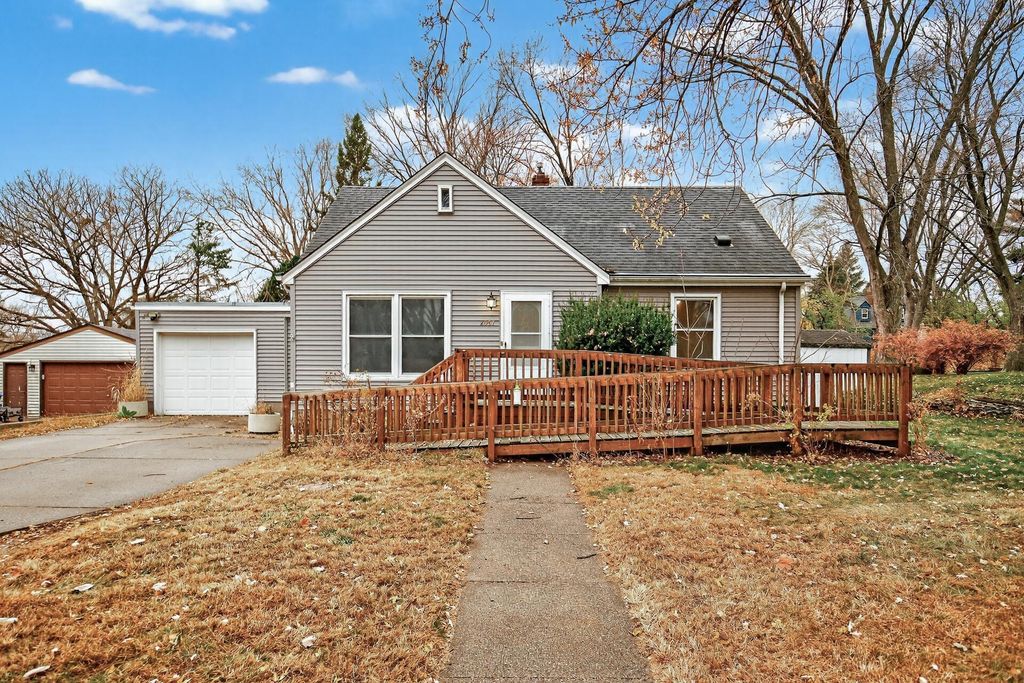 2057 Giesmann Street, Roseville, MN 55113