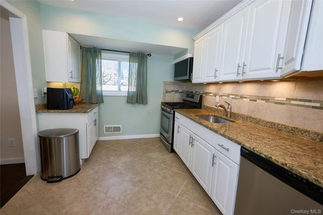 390 Townline Road, Commack, NY 11725