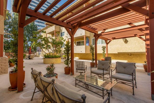 1242 S Barrington 301, Los Angeles, CA 90025