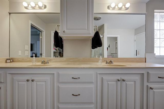 768 W Windmill Court, Mustang, OK 73064