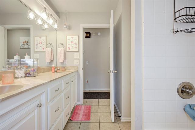 768 W Windmill Court, Mustang, OK 73064