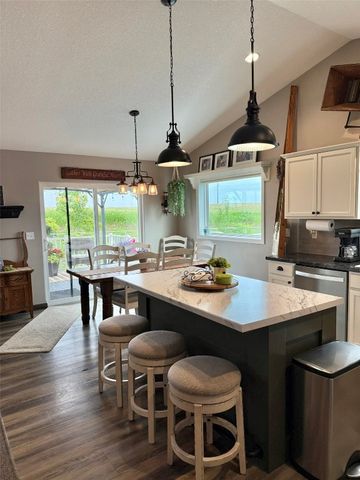 622 Prairie Hill Drive, Atkins, IA 52206