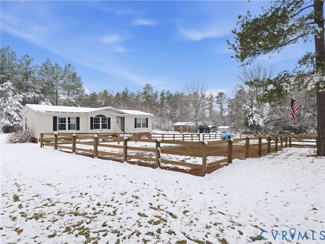 13520 Dykeland Rd, Amelia, VA 23002