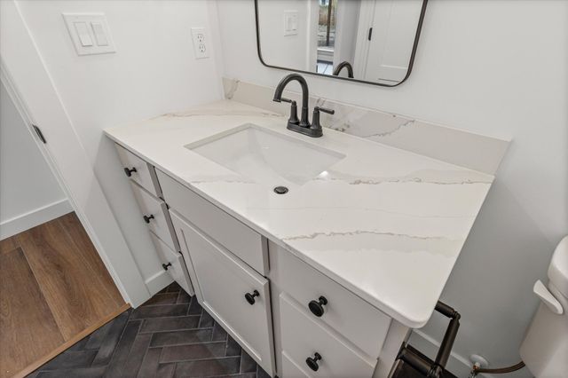 210 HELLWIG LN, Columbia, MO 65203