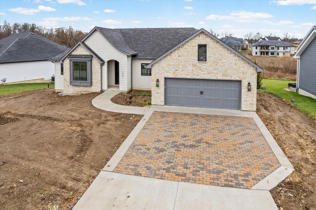 210 HELLWIG LN, Columbia, MO 65203