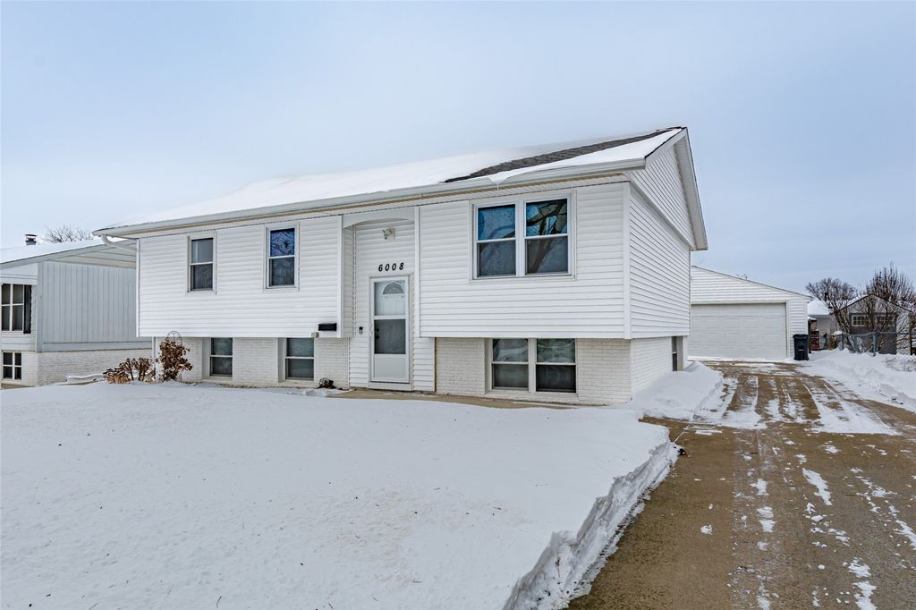 6008 Eastview Avenue SW, Cedar Rapids, IA 52404