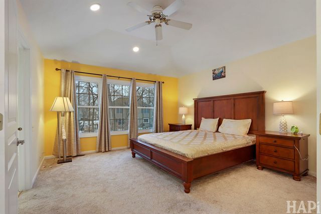 1121 Williamsburg Circle, Grayslake, IL 60030