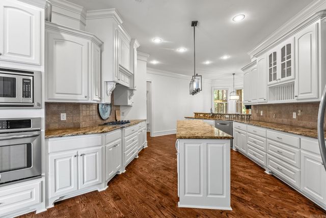 8 Ledge Rock Cove, Little Rock, AR 72211