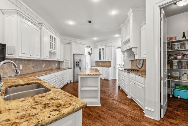 8 Ledge Rock Cove, Little Rock, AR 72211