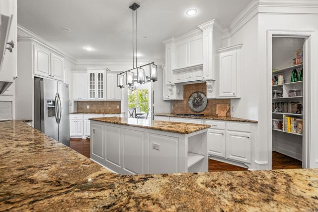 8 Ledge Rock Cove, Little Rock, AR 72211