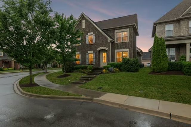 1099 Paddock Park Cir, Gallatin, TN 37066