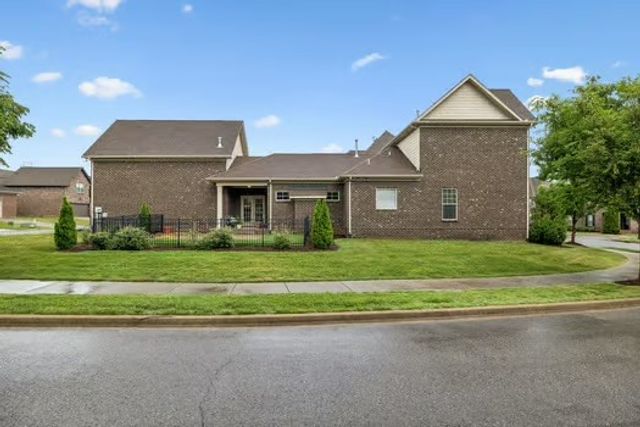 1099 Paddock Park Cir, Gallatin, TN 37066
