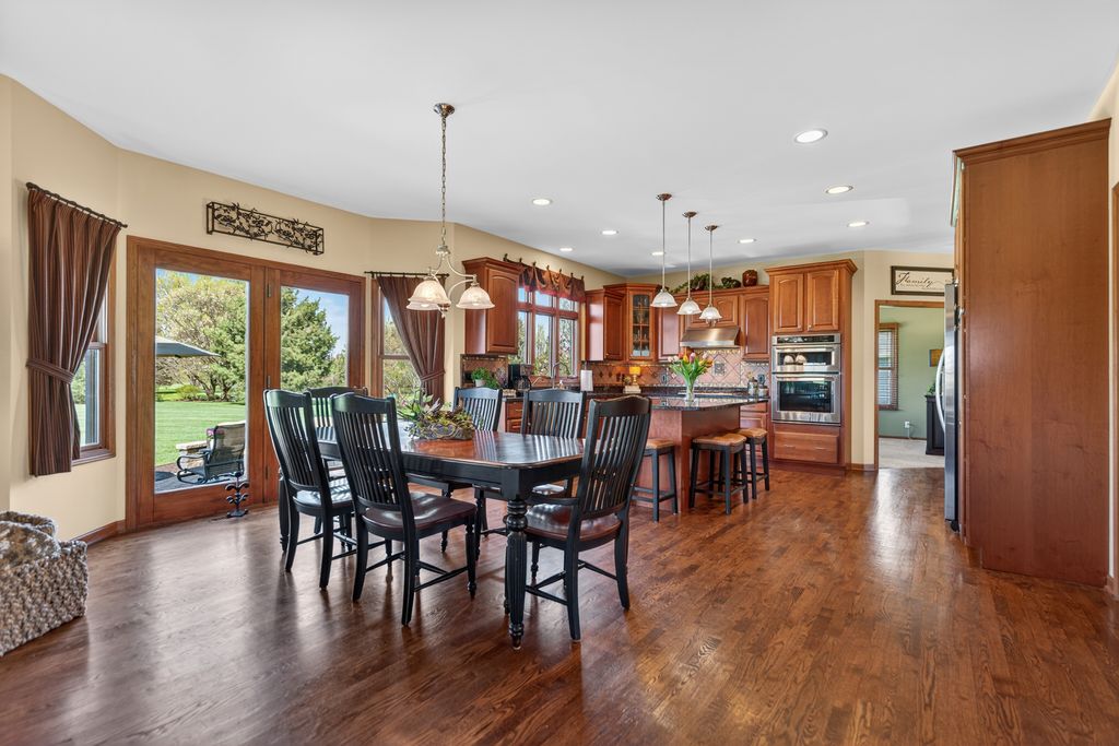 Image 4 of property listing at 6608 Erin Road, Mchenry, IL 60050