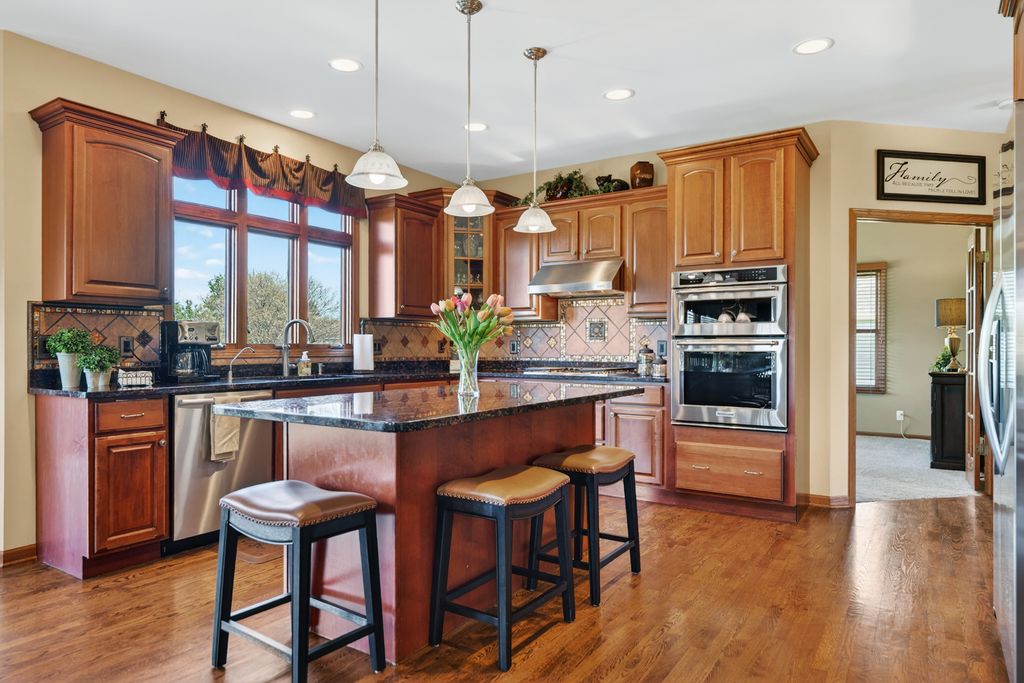 Image 5 of property listing at 6608 Erin Road, Mchenry, IL 60050