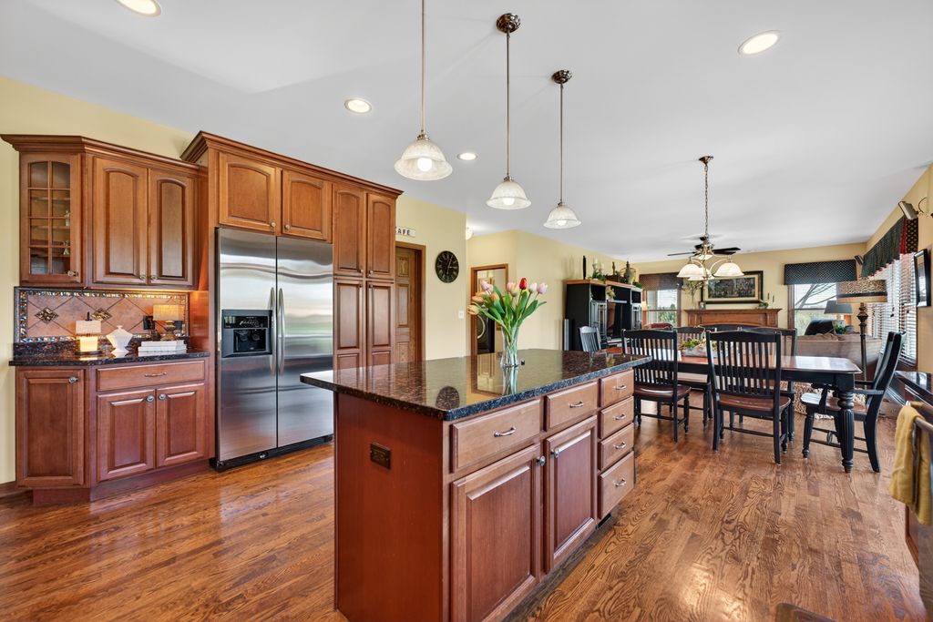 Image 6 of property listing at 6608 Erin Road, Mchenry, IL 60050