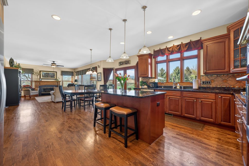 Image 7 of property listing at 6608 Erin Road, Mchenry, IL 60050